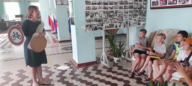 В доме культуры прошла познавательная программа \"Дорожные знаки\". Ребята приятно удивили своими знаниями.
